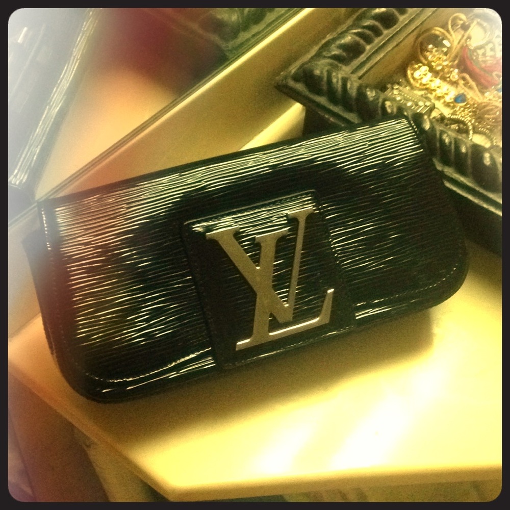 Black clutch